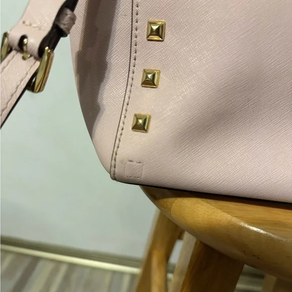 Beautiful light pink leather, Michael Kors tote bag🌸👜🌸 is in great condition.